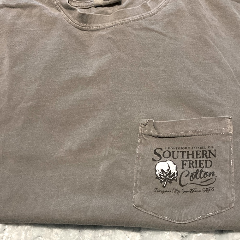 Colors are grey,yellow, and black,size small,brand comfort colors